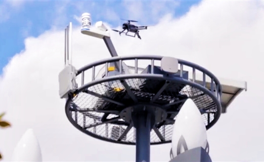 看！绵阳科技城新区的路灯上建了座“机场”